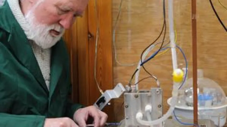 Dr hab. inż. Andrzej Borodziński z Instytutu Chemii Fizycznej PAN w Warszawie prowadzi badania nad ogniwami paliwowymi zasilanymi kwasem
mrówkowym. (Źródło: IChF PAN/Grzegorz Krzyżewski)