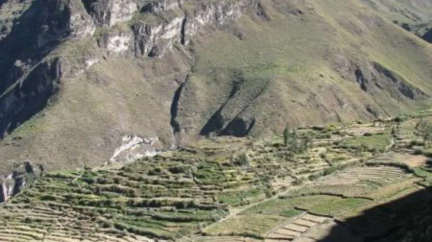 Muyu muyu - Monumentalna dwustopniowa platforma na planie owalnym, główny obiekt inkaskiego sanktuarium-wyroczni wulkanu Solimana, (3100 m npm). Fot. Mariusz Ziółkowski