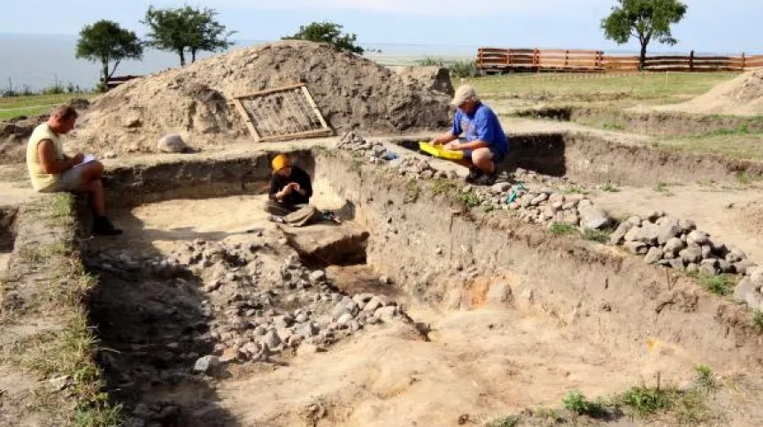 Archeolodzy pracują przy odkryciu najstarszej budowli sakralnej na Pomorzu, w Lubiniu (Zachodniopomorskie). PAP/Jerzy Undro