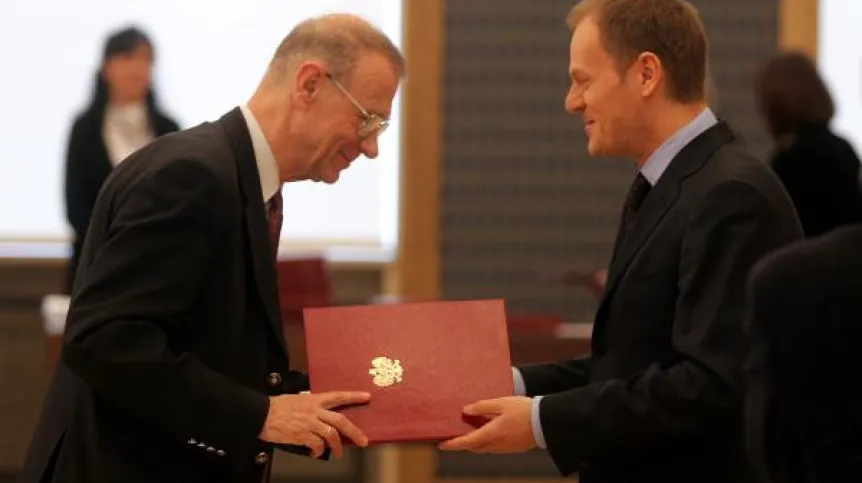 Premier Donald Tusk (P) wręcza dyplom profesorowi Andrzejowi Białasowi (L).