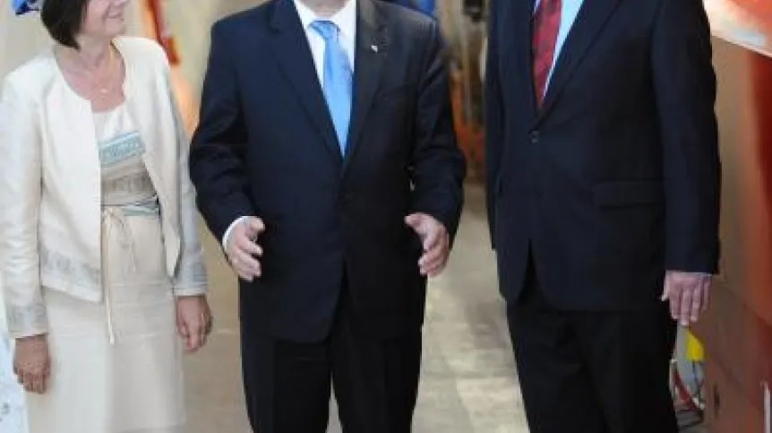 Prezydent Lech Kaczyński (C) z żoną Marią (L) rozmawiają z pracującym w ośrodku naukowo-badawczym CERN doc. Andrzejem Siemko (P) w Genewie. Źródło: PAP/Jacek Turczyk