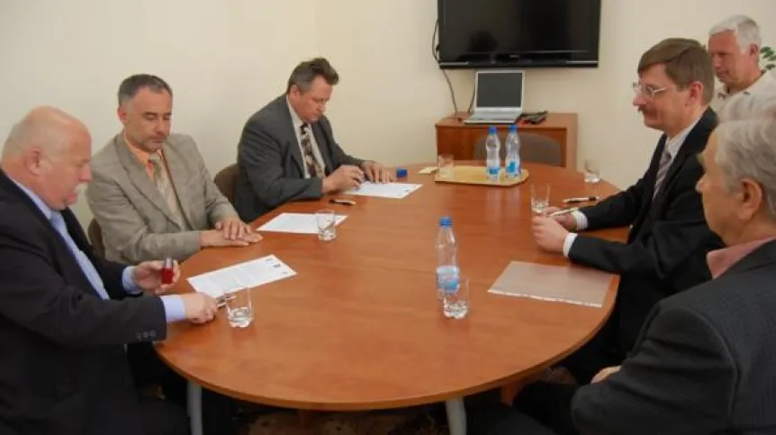 Podpisanie listu intencyjnego w sprawie technikum nukleonicznego.
Od lewej: Henryk Matosek, Grzegorz Michalczyk, Mirosław Pszonka,
Grzegorz Wrochna, Ludwik Dobrzyński (u dołu), Marek Pawłowski (u góry).
(Źródło: Wiktor Lach)