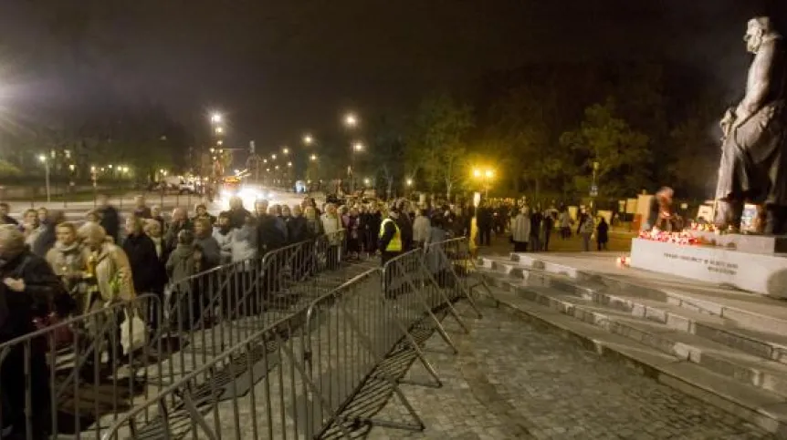 Tłumy warszawiaków przybyły pod Belweder, by oddać hołd ostatniemu prezydentowi RP na uchodźstwie, Ryszardowi Kaczorowskiemu. Foto: PAP/Paweł Kula