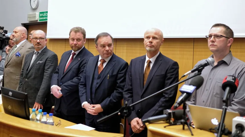 Od lewej: dyrektor medyczny Śląskiego Centrum Chorób Serca w Zabrzu profesor Piotr Przybyłowski, zastępca dyrektora ds. Klinicznych Centrum Onkologii profesor Sebastian Giebel, minister zdrowia Łukasz Szumowski, dyrektor Centrum Onkologii profesor Krzysztof Składowski, profesor Adam Maciejewski i ojciec operowanego Tymka - Robert, podczas konferencji prasowej w gliwickim Centrum Onkologii. Fot. PAP/Andrzej Grygiel 8.04.2019