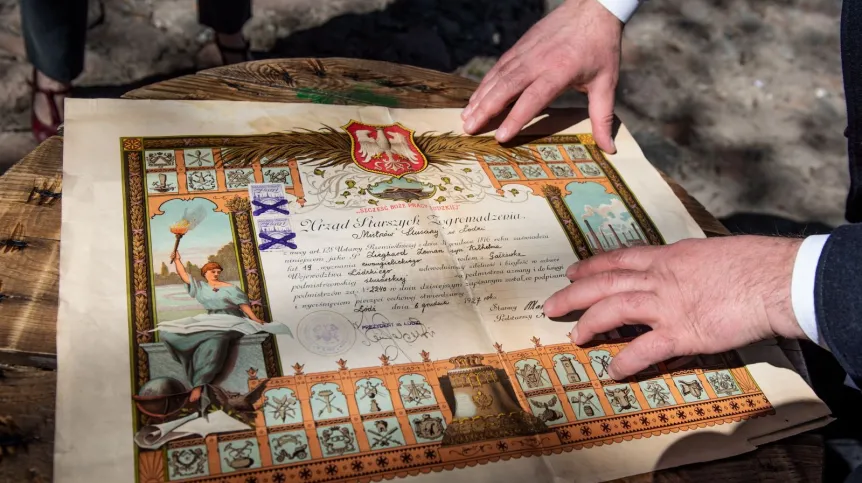 Dokumenty i zdjęcia, które trafią do Muzeum Miasta, a zostały znalezione na poddaszu jednej z famuł Księżego Młyna w Łodzi, 19 bm. Podczas remontu jednego z domów robotniczych odkryto to nietypowe znalezisko z pierwszej połowy ubiegłego wieku. PAP/Grzegorz Michałowski 19.04.2019