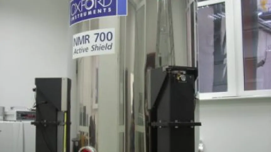 Spektrometr NMR 700 MHz. Zdjęcie pochodzi ze strony Laboratorium badań Strukturalnych.