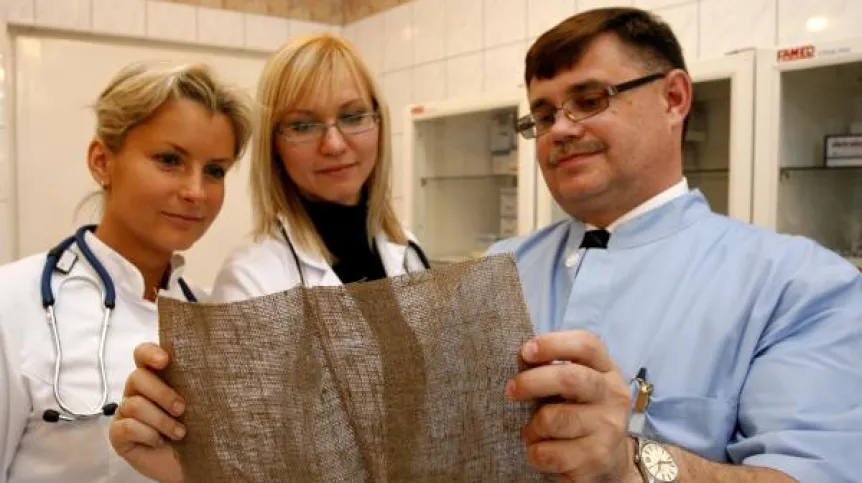 Lekarze Wojskowego Szpitala Klinicznego we Wrocławiu: dr Katarzyna Skórkowska- Telichowska, dr Ada Bugajska-Prusak i dr Piotr Pluciński prezentują opatrunek z lnu.