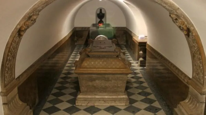 Krypta Katedry Wawelskiej, sarkofag Adama Mickiewicza, w głębi - Juliusza Słowackiego. Fot. PAP/Jacek Bednarczyk