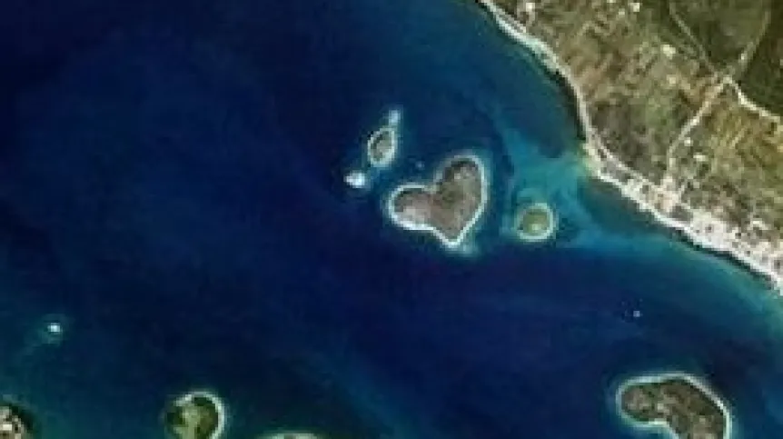 Niewielka wyspa w kształcie serca znajduje się u wybrzeży Chorwacji. Nosi nazwę Galešnjak. Źródło: JAXA/ESA