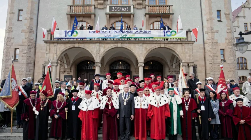 Uczestnicy głównych uroczystości z okazji 100-lecia istnienia Uniwersytetu Poznańskiego pozują do pamiątkowego zdjęcia po posiedzeniu senatów czterech uczelni świętujących jubileusz, tj. UAM, UMP, UPP i AWF. Fot. PAP/Jakub Kaczmarczyk 07.05.2019