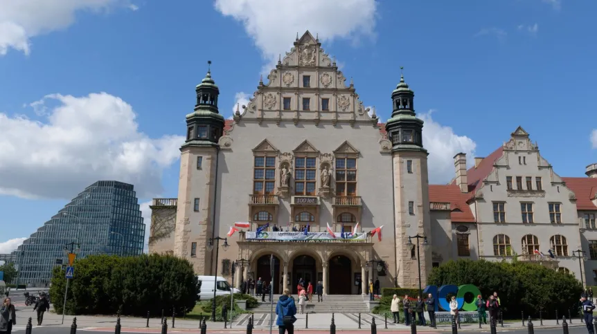 W ramach obchodów 100-lecia Uniwersytetu Poznańskiego odbył się przemarsz senatów UAM, UMP, UPP i AWF z poznańskiej katedry do Collegium Minus Uniwersytetu im. Adama Mickiewicza. PAP/Jakub Kaczmarczyk 07.05.2019