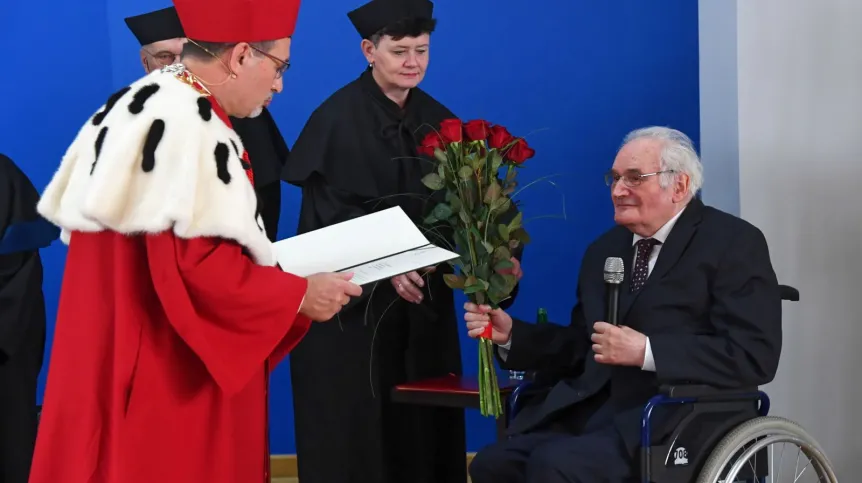 Profesor Władysław Stróżewski (P) odebrał tytuł doktora honoris causa Uniwersytetu Pedagogicznego w Krakowie. Doktorat wręcza rektor UP prof Kazimierz Karolczak (L). (mr) PAP/Jacek Bednarczyk 10.05.2019