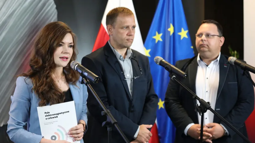 Wiceminister cyfryzacji Wanda Buk (L), dr. hab. Grzegorz Tatoń (C) z Collegium Medicum Uniwersytetu Jagiellońskiego oraz Rafał Pawlak (P) z Instytutu Łączności  podczas prezentacji Białej Księgi "Pole elektromagnetyczne, a człowiek" oraz strony internetowej poświęconej tematyce 5G, 10 bm. w siedzibie Ministerstwa Cyfryzacji w Warszawie. PAP/Tomasz Gzell 11.06.2019