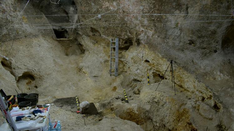 Jaskinia podczas prac, widać nieprzebadaną część pieca. Fot. M. UrbanowskiFot. M. Urbanowski