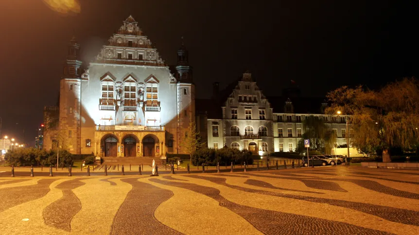 Poznań 02.05.2010. Aula Uniwersytecka Uniwersytetu im. Adama Mickiewicza, projektu Edwarda Fuerstenaua, sala koncertowa Filharmonii Poznańskiej (L), Collegium Minus, siedziba Rektoratu UAM (P).  /bpt/ PAP/Adam Ciereszko