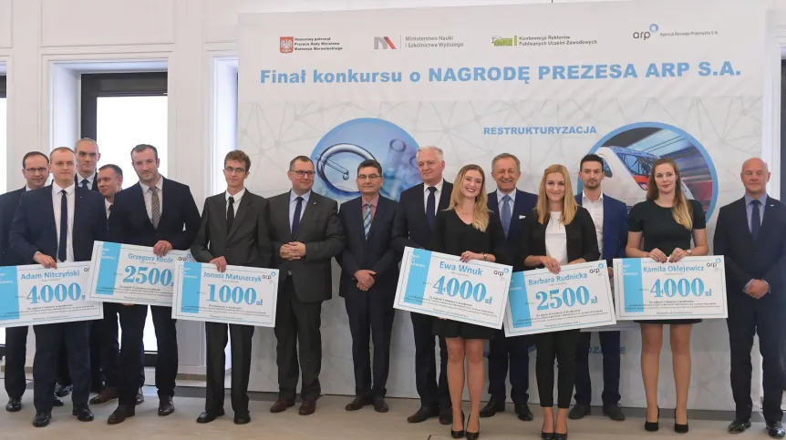 Wicepremier, minister nauki i szkolnictwa wyższego Jarosław Gowin (C-P), prezes ARP Cezariusz Lesisz (C), wiceprezes zarządu ARP Piotr Kolczyński (C-L) oraz laureaci podczas gali wręczenia nagród Prezesa Agencji Rozwoju Przemysłu S.A., 26 bm. w Warszawie. Laureaci odebrali nagrody za najlepsze prace magisterskie, inżynierskie i licencjackie z zakresu innowacji w przemyśle, restrukturyzacji i efektywnego zarządzania w przedsiębiorstwie. Fot. PAP/Marcin Obara 26.09.2019
