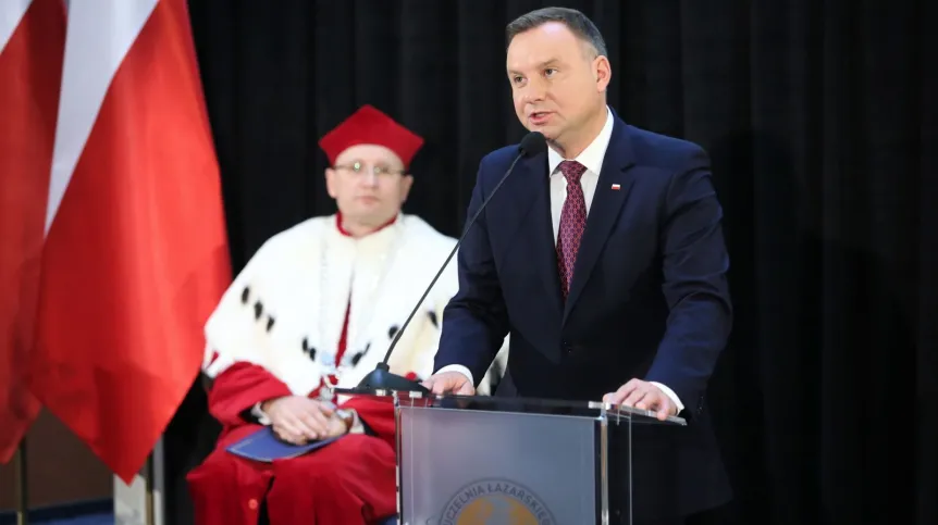 Prezydent Andrzej Duda (P) i rektor uczelni dr hab. Maciej Rogalski (L) podczas inauguracji roku akademickiego 2019/2020 na Uczelni Łazarskiego w Warszawie. PAP/Leszek Szymański 04.10.2019