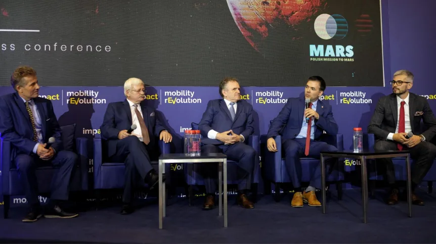 Prezes zarządu firmy T-Bull S.A. Grzegorz Zwoliński (P), wykładowca Akademii Górniczo-Hutniczej w Krakowie prof. Tadeusz Uhl (3P), reprezentujący Wydział Elektroniki Mikrosystemów i Fotoniki Politechniki Wrocławskiej prof. Jan Dziuban (2L), Artur Chmielewski z NASA (L) oraz Stephen Eisele z firmy Virgin Orbit (2P) podczas prezentacji projektu polskiej misji na Marsa w ramach konferencji Impact Mobility Revolution w Katowicach. PAP/Andrzej Grygiel 9.10.2019
