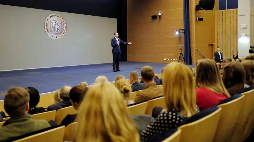 Prezes Rady Ministrów Mateusz Morawiecki (C-P) podczas spotkania z dziennikarzami w trakcie wizyty na Uniwersytecie Marii Curie-Skłodowskiej w Lublinie. Fot. PAP/Andrzej Grygiel 11.10.2019