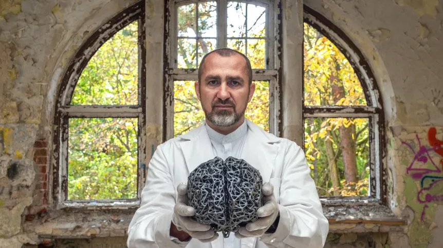 Choroba Alzheimera pomimo wielu lat badań jest wciąż nieuleczalna. Grupa badawcza z udziałem doktoranta Dusana Mrdenovica z IChF PAN postawiła sobie za cel rozszyfrowanie mechanizmów prowadzących do jej rozwoju. Do zdjęcia we wnętrzu opuszczonego szpitala psychiatrycznego pozuje lider Zespołu- doktor Piotr Pięta. (Źródło: IChF PAN, Grzegorz Krzyżewski)
