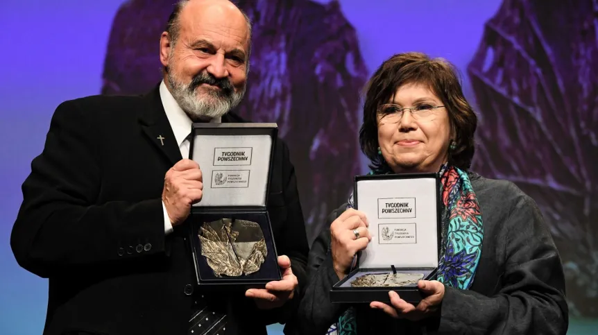 Oznaczeni psycholożka i socjolożka, współzałożycielka i kierowniczka Centrum Badań nad Zagładą Żydów Barbara Engelking (P) oraz czeski filozof i teolog ks. prof. Tomas Halik (L) podczas uroczystości wręczenia medali Św. Jerzego w Krakowie PAP/ Jacek Bednarczyk  23.11.2019