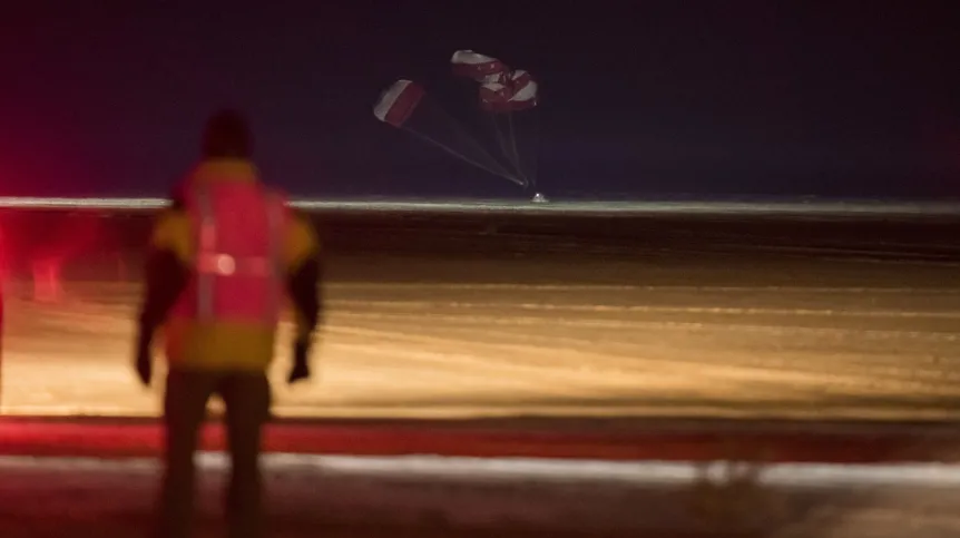 Boeing CST-100 Starliner Landing. epa08086743 A handout photo made available by NASA shows the Boeing CST-100 Starliner spacecraft landing in White Sands, New Mexico, USA, 22 December 2019. Dostawca: PAP/EPA.