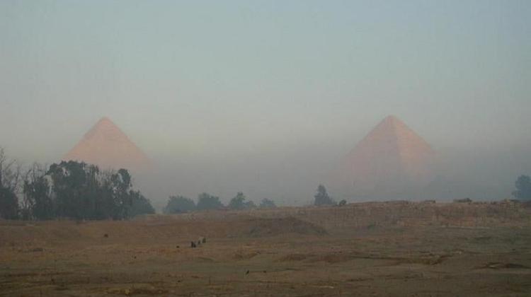 Osada budowniczych piramidy Mykerinosa znajduje się w południowo-wschodniej części płaskowyżu Giza, widok na teren wykopalisk (na pierwszym planie), fot. A. Wodzińska 