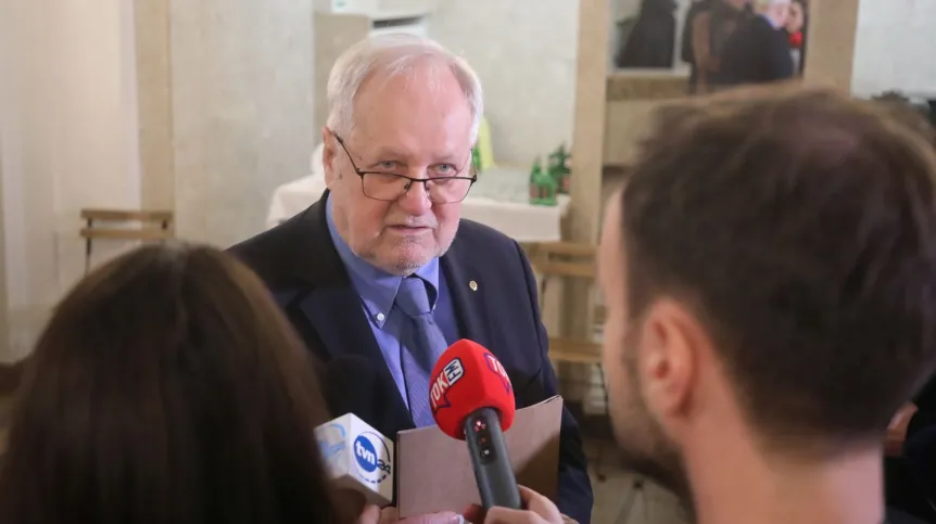Prezes Polskiej Akademii Nauk Jerzy Duszyński podczas wypowiedzi dla mediów, po "Forum dla Praworządności"  Warszawie. Fot. PAP/Wojciech Olkuśnik 31.01.2020