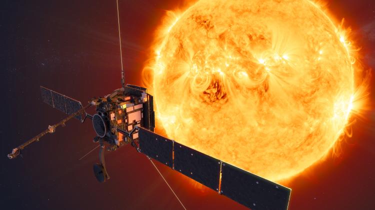 Solar Orbiter na tle Słońca - wizja artystyczna. Źródło: ESA