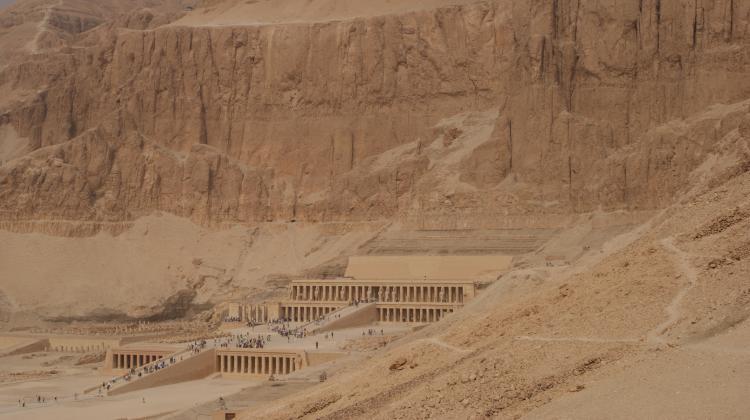 Odkrycia depozytu dokonano niedaleko świątynia Hatszepsut w Deir el-Bahari, fot. S. Zdziebłowski