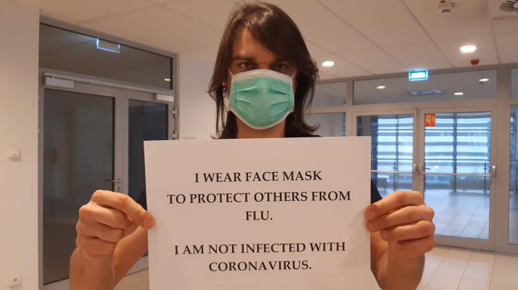 Dr hab. Piotr Rzymski solidaryzuje się ze studentami pochodzenia azjatyckiego "noszę maseczkę, aby chronić innych przed grypą. Nie jestem zakażony koronawirusem". Źródło: Piotr Rzymski