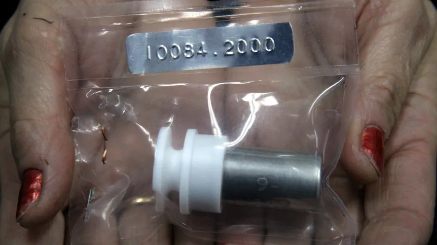 Lublin, 2006-11-14. Wydział Chemii UMCS jako jedyny w Polsce i jeden z nielicznych w Europie otrzymał z NASA trzy pojemniki próbek każda po 3 gramy popiołu, pyłu księżycowego przywiezionego na Ziemię w trzech kolejnych wyprawach przez załogę Apollo z wypraw na Księżyc. mt/ab PAP/Mirosław Trembecki