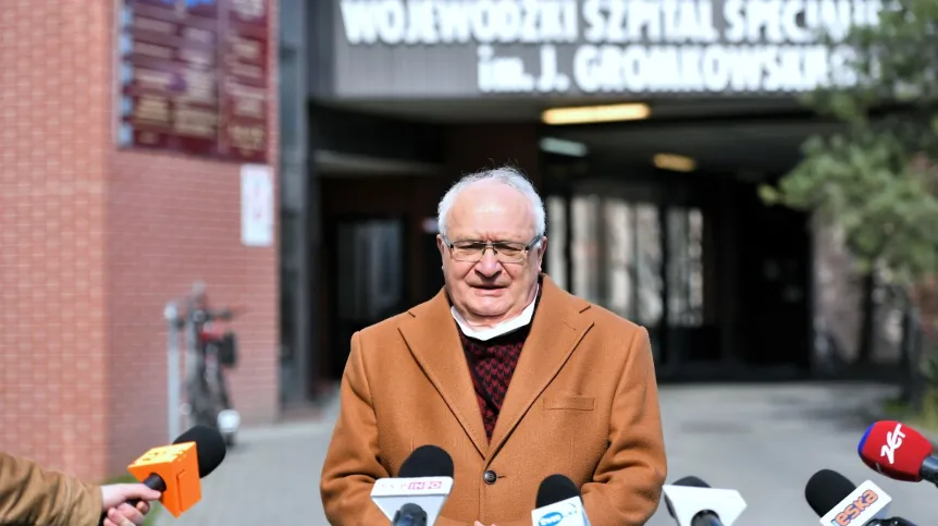 Prof. Krzysztof Simon. PAP/Maciej Kulczyński 23.03.2020