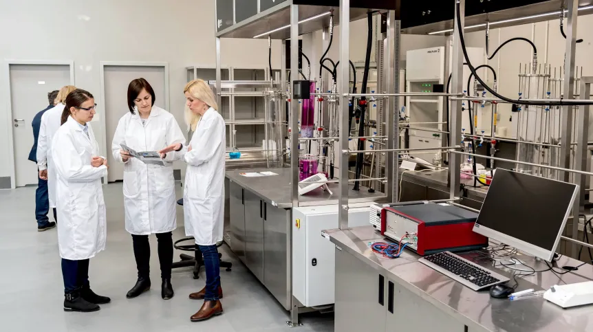 Naukowczynie w laboratorium. Naukowcy opisali dotychczas ok. 900 gatunków kleszczy, spośród których w Polsce na stałe występuje 19. Spotkać je można w zacienionych, ciepłych i wilgotnych miejscach, takich jak lasy, okolice zbiorników wodnych czy parki. Nie występują jednak równomiernie na całym terenie. To nie przypadek. Kleszcze gromadzą się np. tam, gdzie przebywa więcej zwierząt, a więc gdzie łatwiej o posiłek. Fot. PAP/Maciej Kulczyński