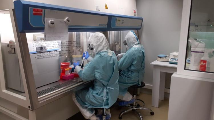 Aby wykonać testy na koronawirusa potrzebny jest nowoczesny sprzęt i wykształcona kadra. Źródło: Centralny Szpital Kliniczny Uniwersytetu Medycznego w Łodzi