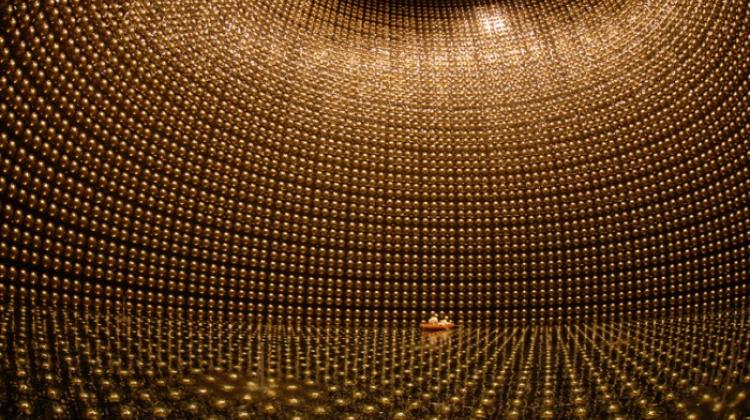 Wnętrze detektora Super-Kamiokande w Japonii na co dzień wypełnione jest wodą. Tu obserwuje się ślady neutrin i antyneutrin uwolnionych 300 km dalej. Fot: T2K experiment, https://t2k-experiment.org