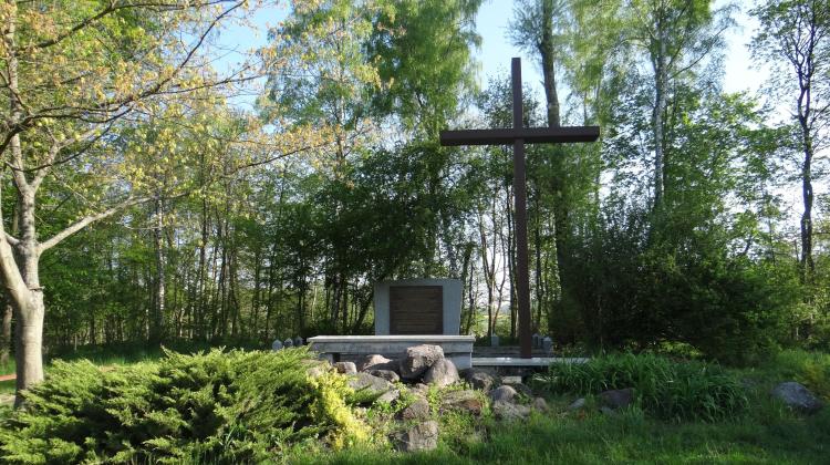  Krzyż i tablica pamiątkowa na terenie Doliny Śmierci w Chojnicach (fot. D. Kobiałka).