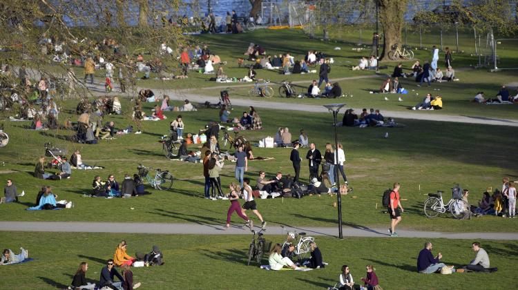 Ludzie w parku korzystają z wiosennej pogody w Sztokholmie (Szwecja) 22 kwietnia 2020 EPA/ANDERS WIKLUND 