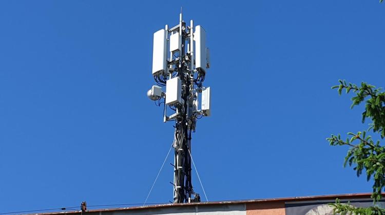 Anteny 5G mają być mniejsze niż anteny 4G. Na zdjęciu anteny 5G widoczne są u dołu. Źródło: Andrzej Krawczyk