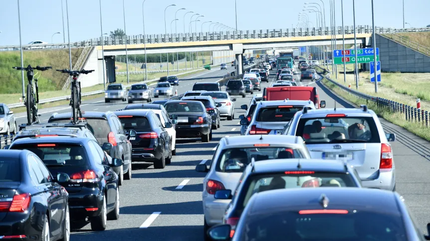 Toruń, 03.06.2018. Korek na zjeździe z płatnej części A1 na wysokości Torunia, podczas powrotów z długiego weekendu, 3 bm. (mr) PAP/Jacek Turczyk