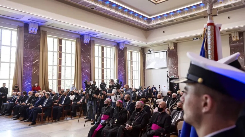 Zaproszeni goście uroczystego posiedzenia Senatu podczas obchodów 100-lecia jubileuszu uczelni, 17 bm. Uczelnia świętuje 100-lecie założenia. Została otwarta - jako Szkoła Morska, w grudniu 1920 r. w Tczewie. W 1930 r. przeniesiono ją do Gdyni, a w 1968 r. przekształcono w Wyższą Szkołę Morską. W 2002 r uczelnia stała się Akademią Morską a w 2018 r. zyskała status Uniwersytetu Morskiego. PAP/Adam Warżawa 17.06.2020