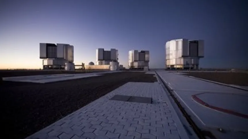 Zespół teleskopów VLT na Paranal o zachodzie Słońca. Credit: ESO/H.H. Heyer