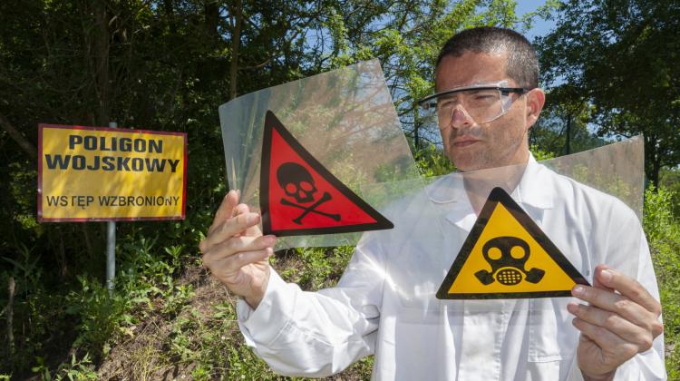 Toksyczne chemikalia nie mają szans z tarczą stworzoną przez naukowców. Zdjęcie zrealizowane na terenie firmy Front Modlin (Źródło: IChF PAN, Grzegorz Krzyżewski)