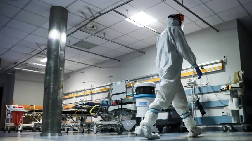 Warszawa, 08.07.2020. Koronawirus w Polsce. Personel medyczny Szpitalnego Oddziału Ratunkowego podczas pracy w szpitalu MSWiA (zamieniony na jednoimienny szpital zakaźny) w Warszawie, 8. bm. (ls/doro) PAP/Leszek Szymański