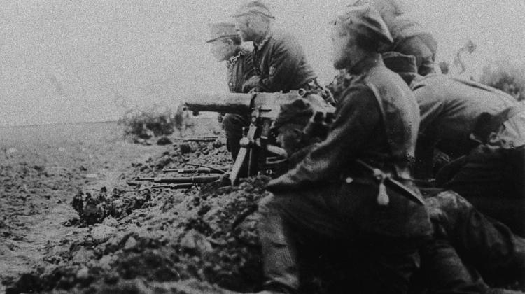 Żołnierze z polskim karabinem maszynowym na polu bitwy pod Radzyminem. Fot. PAP/Archiwum