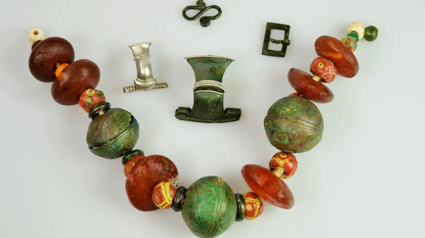 Ozdoby i przedmioty metalowe odkryte w czasie wykopalisk w Weklicach.