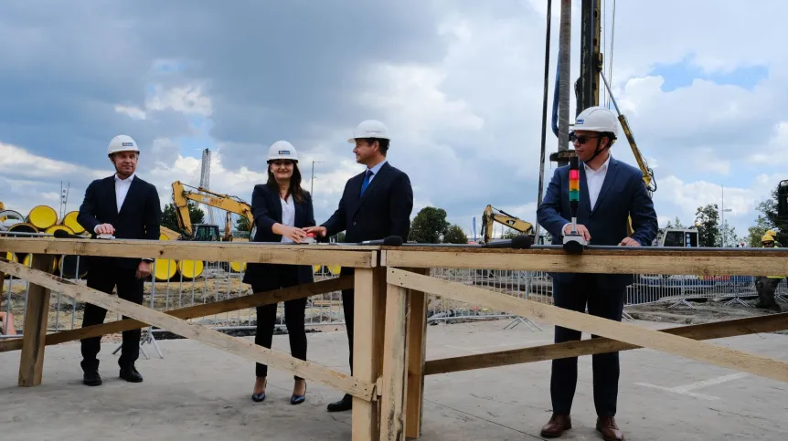  Prezydent m.st. Warszawy Rafał Trzaskowski (2P), zastępca prezydenta m.st. Warszawy Renata Kaznowska (2L), prezes Zarządu Unibep S.A. Leszek Gołąbiecki  (L) i dyrektor naczelny Centrum Nauki Kopernik Robert Firmhofer (P) podczas uroczystego osadzenia pierwszego filaru pod budowę Pracowni Przewrotu Kopernikańskiego, 25 bm. na placu przy CNK w Warszawie. Pracownia Przewrotu Kopernikańskiego będzie centrum innowacji, łączącym naukę, edukację i biznes. Wewnątrz znajdą się laboratoria, przestrzenie coworkingowe