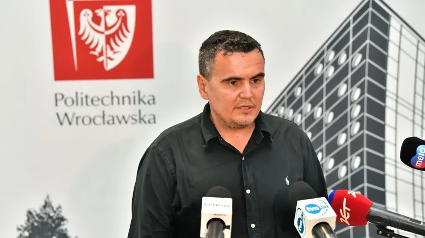 Profesor Marcin Drąg z Wydziału Chemicznego Politechniki Wrocławskiej podczas konferencji prasowej, 19 bm. Tematem spotkania było porozumienie zawarte z japońskim Peptide Institute Inc. o komercjalizacji wyników badań prowadzonych na uczelni. Umowa dotyczy m.in. dystrybucji związków chemicznych (substratów fluorogenicznych), które zostały opracowane w laboratorium prof. Marcina Drąga w związku z pandemią COVID-19.PAP/Maciej Kulczyński 19.08.2020