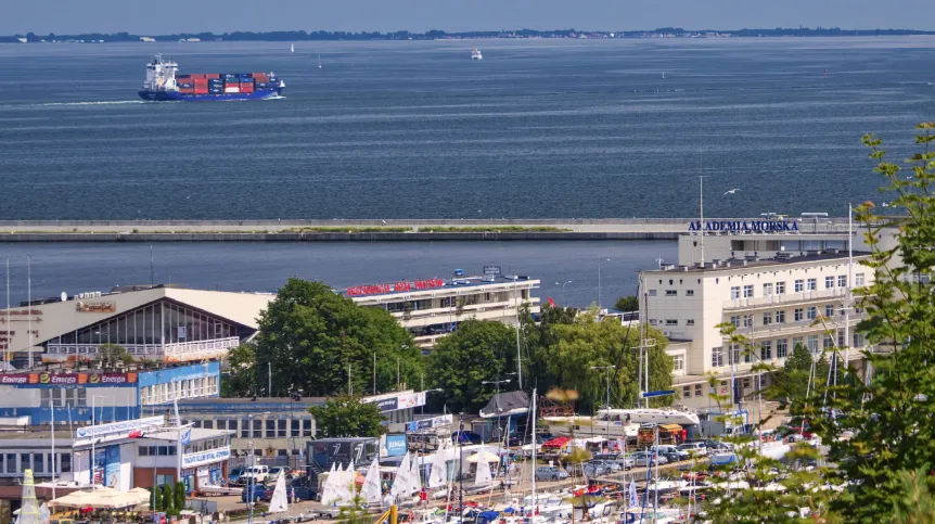 Gdynia, (woj.pomorskie) 15.07.2017. Widok ze szczytu Kamiennej Góry na port jachtowy, Gdyńskie Koło Widokow oraz Muzeum Oceanograficzne i Akwarium Morskie Morskiego Instytutu Rybackiego w Gdyni. (awol) PAP/Jerzy Ochoński