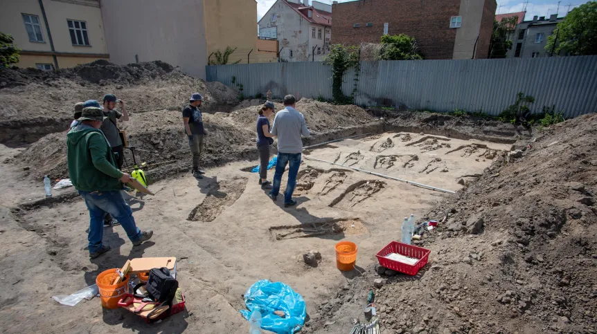 Prace archeologiczne w Płocku na odkrytym przypadkowo w 2016 r. średniowiecznym cmentarzu. PAP/Szymon Łabiński 04.06.2020.